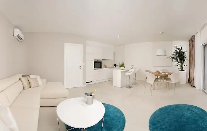 Deja Views Apartment Split